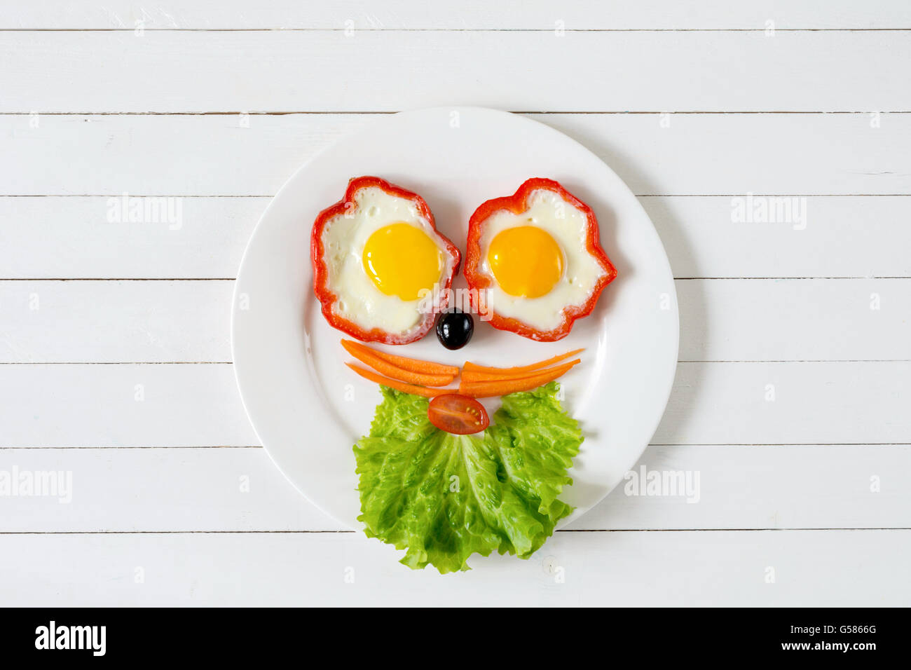 Frühstück für Kinder. Lustiges Gesicht Essen Frühstück für Kinder. Bunte Mahlzeit für Kinder Stockfoto