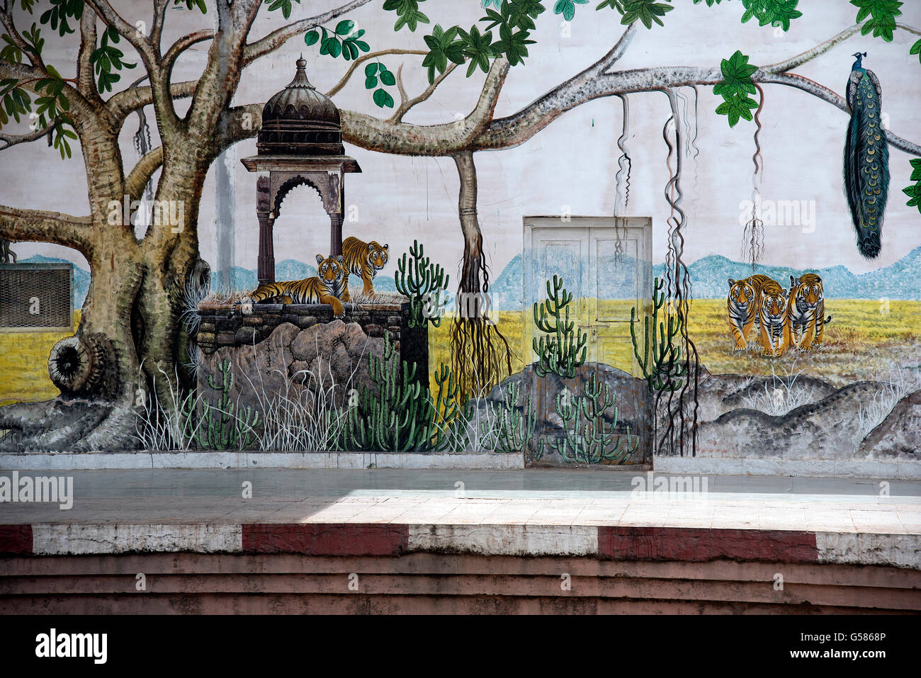 Das Bild der Malerei wurde am Sawai Madhopur Bahnhof, Indien aufgenommen. Stockfoto