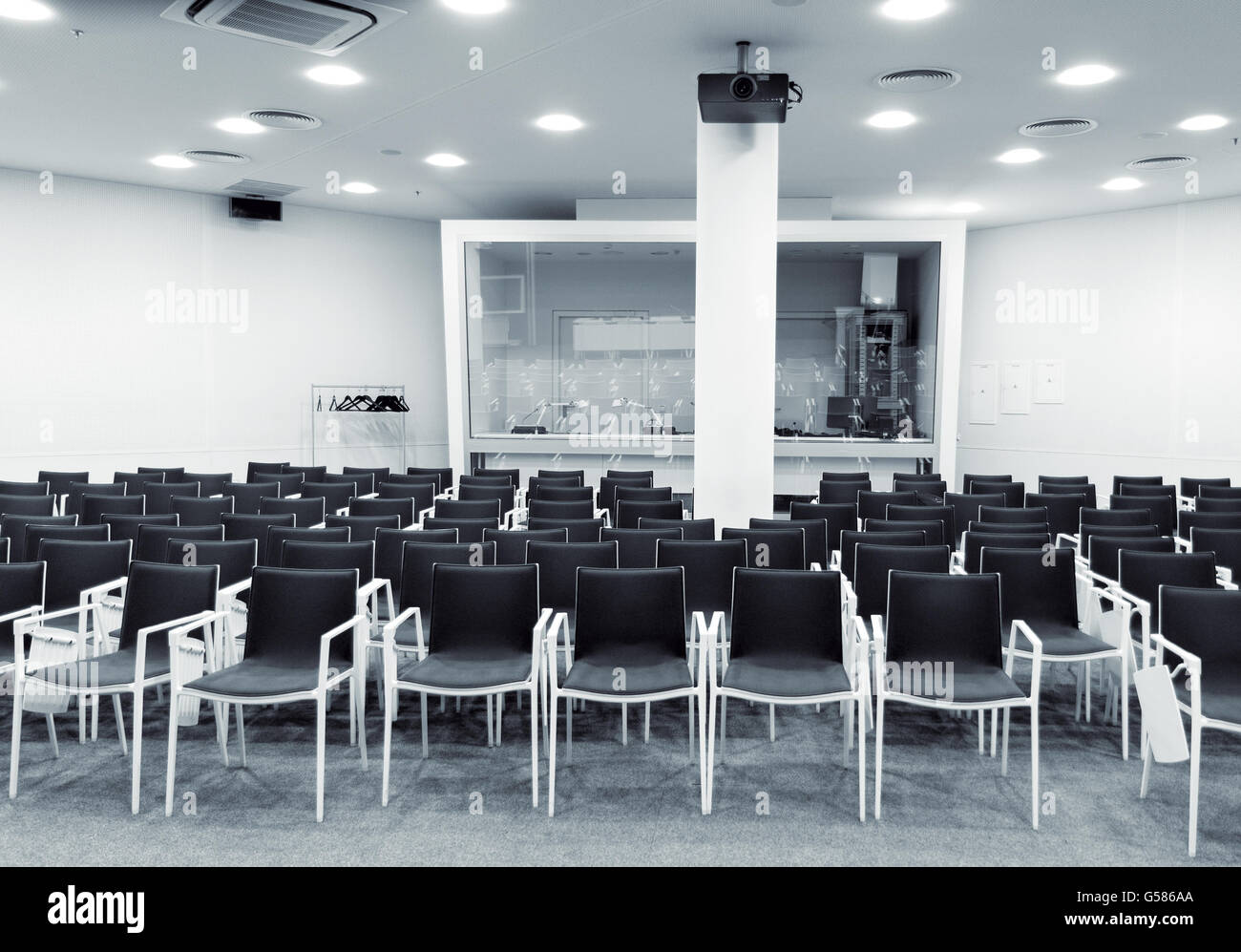 Moderne Pressekonferenzraum mit leeren Sitze und Multimedia-Ausstattung Stockfoto