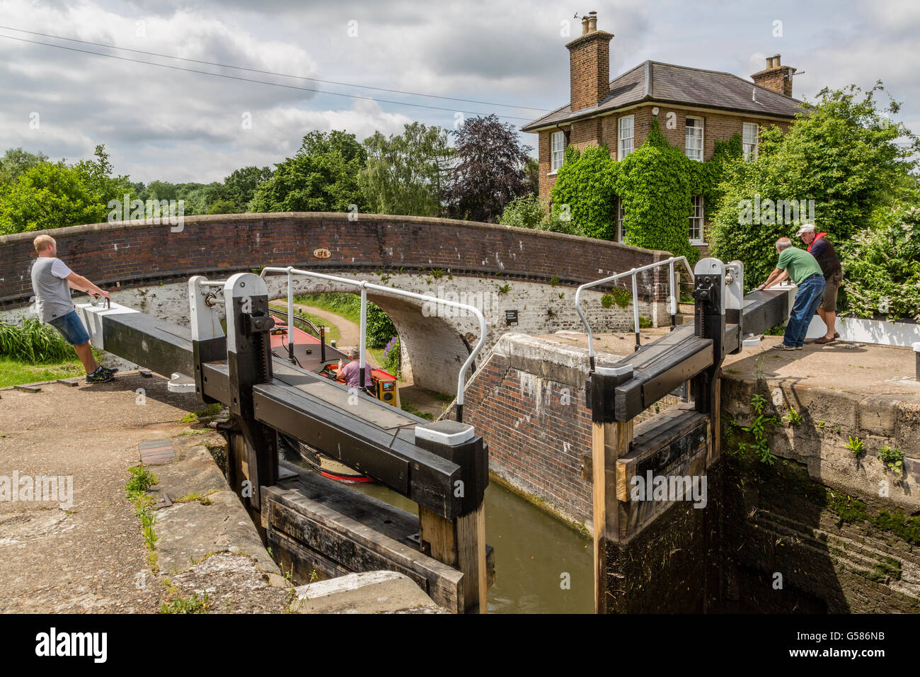 Schließen der Schleusentore an Stocker Lock auf dem Grand Union Canal London England Großbritannien Stockfoto