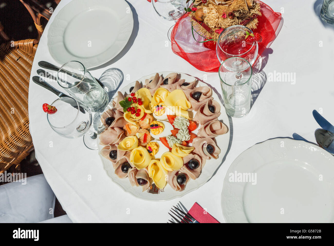 Kalte Platte mit Schinken, Käse und Obst. Gedeckten Tisch weiß- und Rotwein im Garten Stockfoto