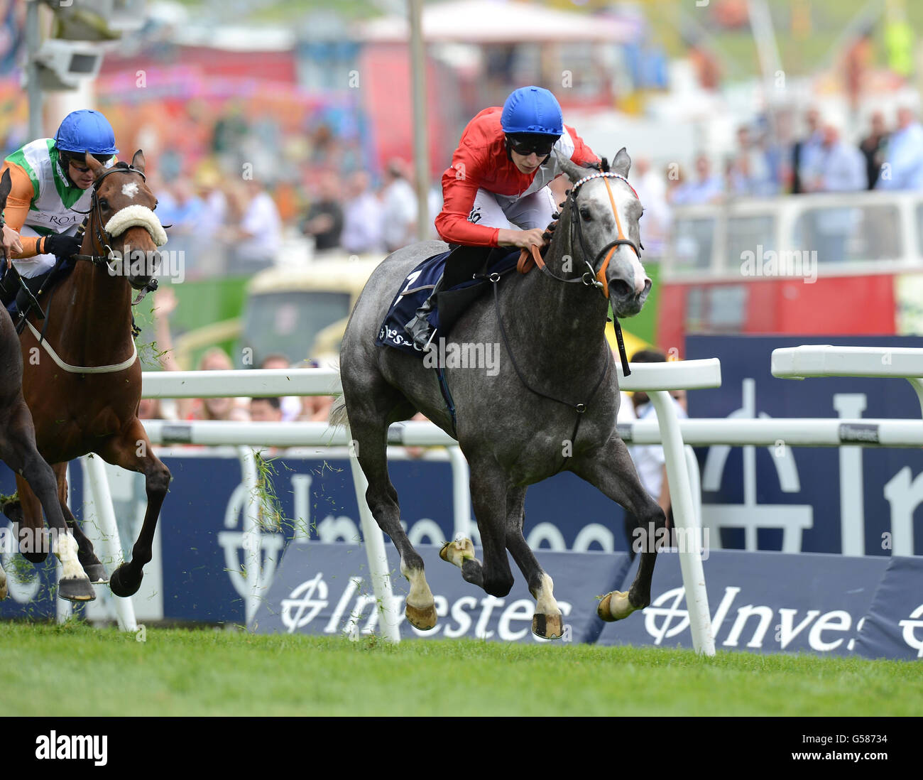 Clinical geritten von Luke Morris gewinnt die Prinzessin Elizabeth Stakes während Investec Ladies' Day des Investec Derby Festivals auf der Rennbahn Epsom. Stockfoto