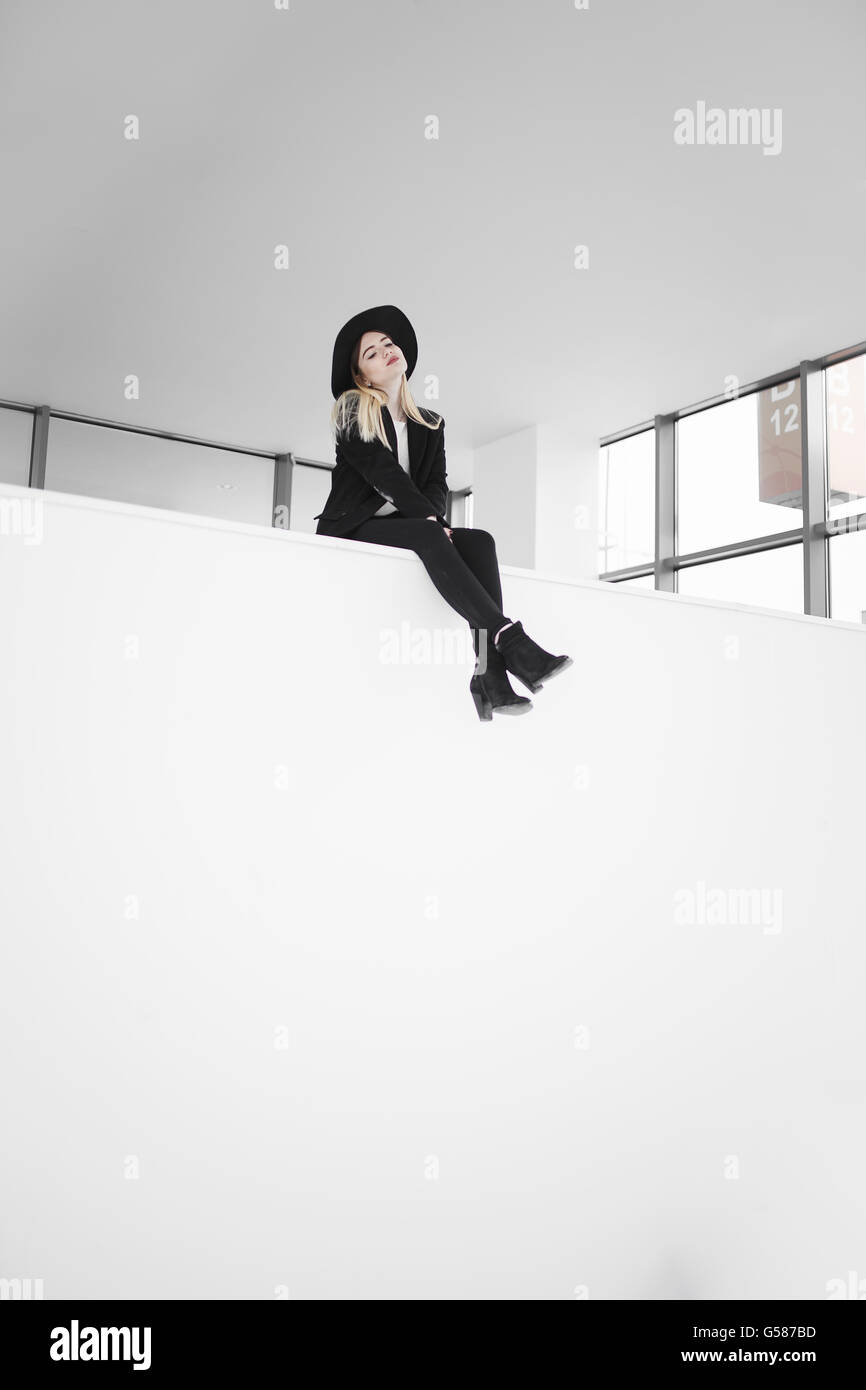 Mädchen Mode schwarzen Hut blond weißes Modell Stockfoto
