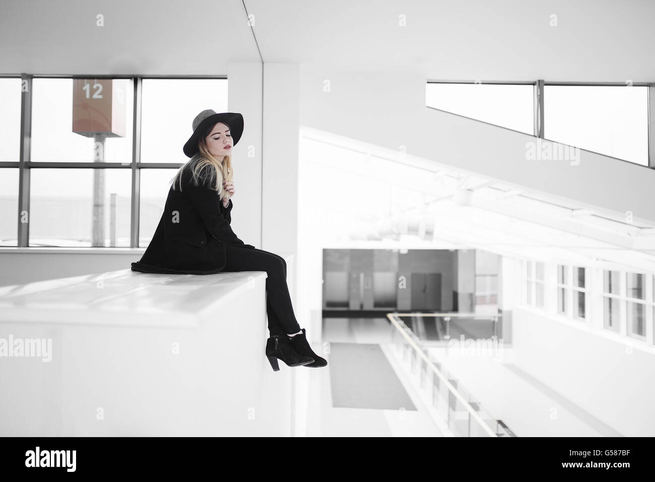 Mädchen Mode schwarzen Hut blond weißes Modell Stockfoto