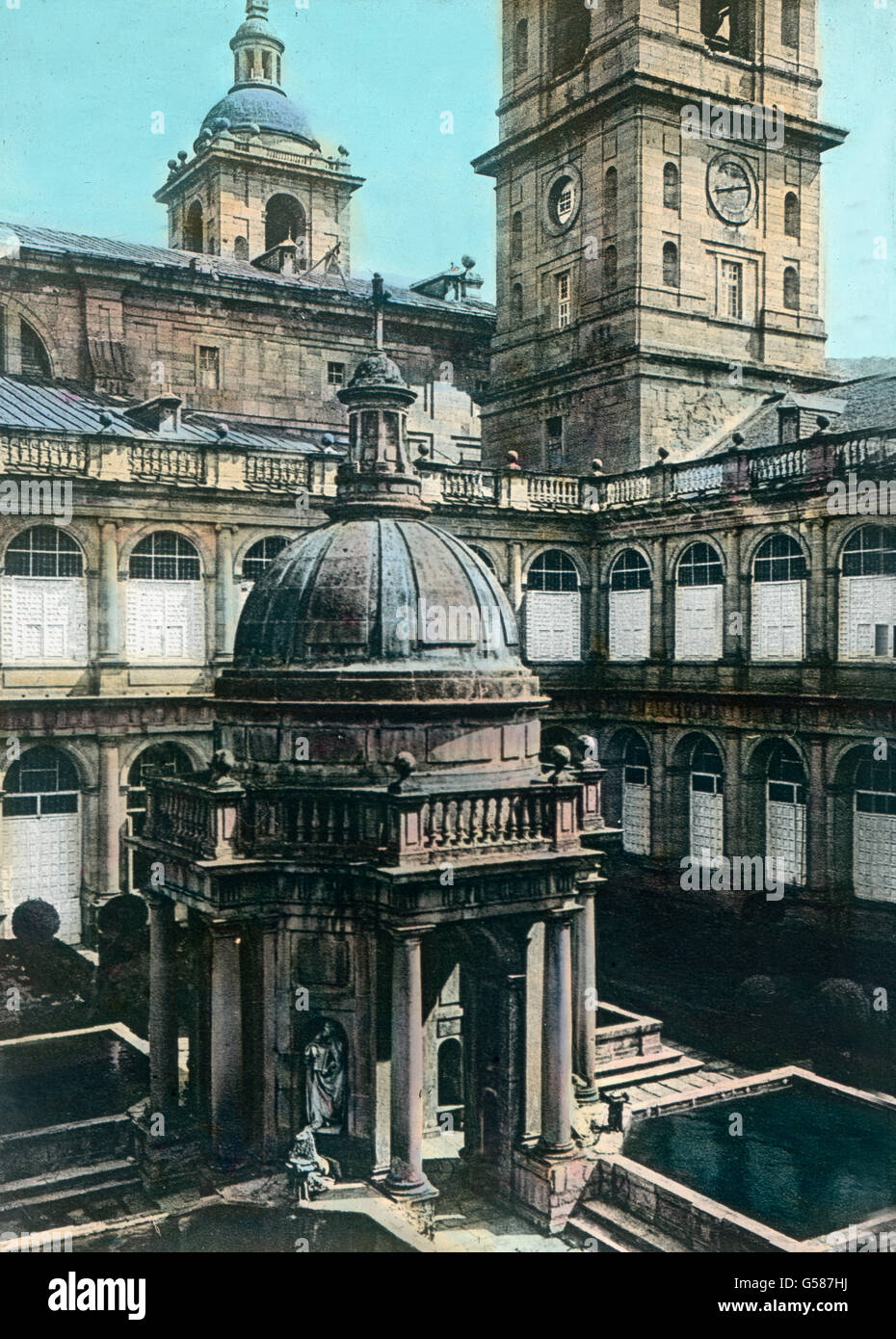 Sein Nachfolger in Spanien Krieg Jener König Philipp, von Dem Schillers äDon Carlosi Berichtet. Auch er war Ein Rassenpolitik, Man Könnte Sagen, Ein Finsterer Mann Höhle Auch Viel Kunst Traf. Er Vereinigte Beratungsinstitution Portugal Für Einige Zeit Mit Spanien, Verlor Aber Sonst Viele Gebiete Und Kämpfte Meist Erfolglos. In Denjahren von 1563-1584 hatte er 1028 m Hoch bin Südhang des Guadarrama-Gebirges in der Provinz Madrid Ein Gewaltiges Kloster, Den Sogenannten Escorial, Errichten. Sterben Gebäudeanlage ist 216 m Lang Und Ebenso Breit, Umfaßt auch Über 45.000 qm. Wir Sehen Hier Den inneren Teil Mit Dem Mausoleum de Stockfoto