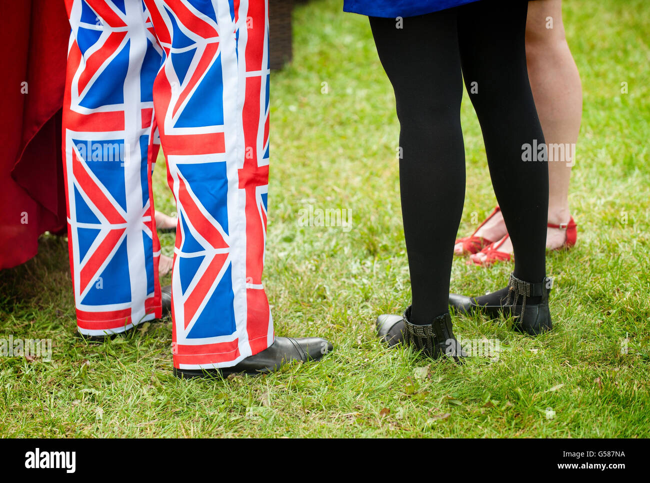 Ein Rennfahrer trägt eine Hose mit Union Flag-Print während des Investec Ladies' Day des Investec Derby Festivals auf der Rennbahn Epsom. Stockfoto