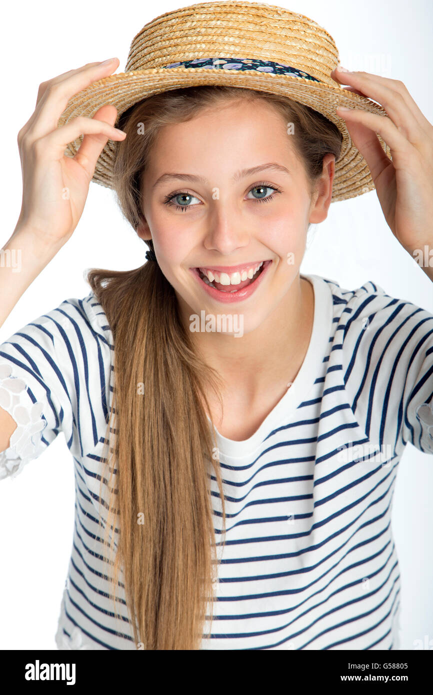 Schöne Mädchen posiert mit einem Strohhut vor einem weißen Hintergrund. Stockfoto