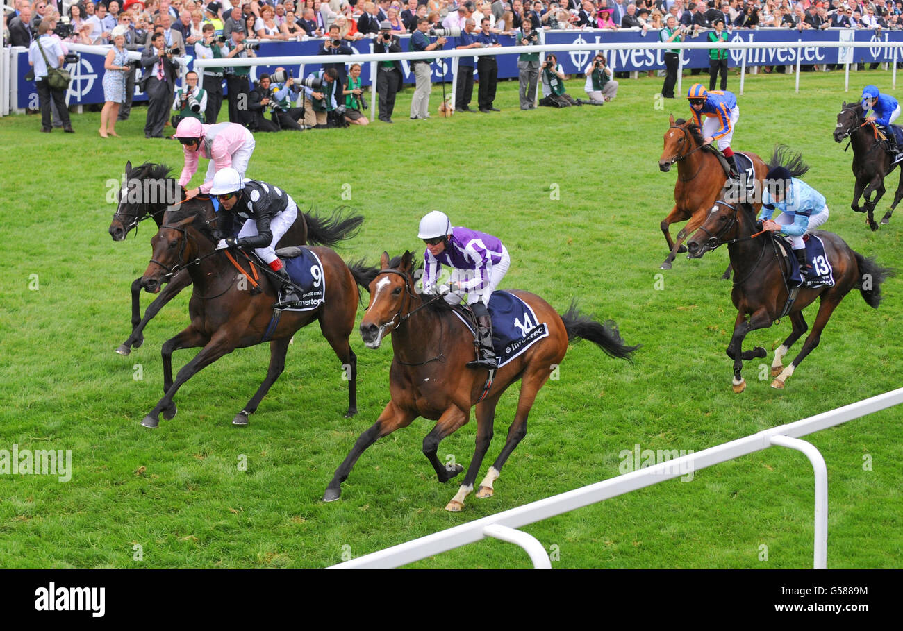 Was, (Nummer 14) von Seamie Heffernan geritten, gewinnt die Investec Oaks während Investec Ladies' Day des Investec Derby Festivals auf der Rennbahn Epsom. Stockfoto