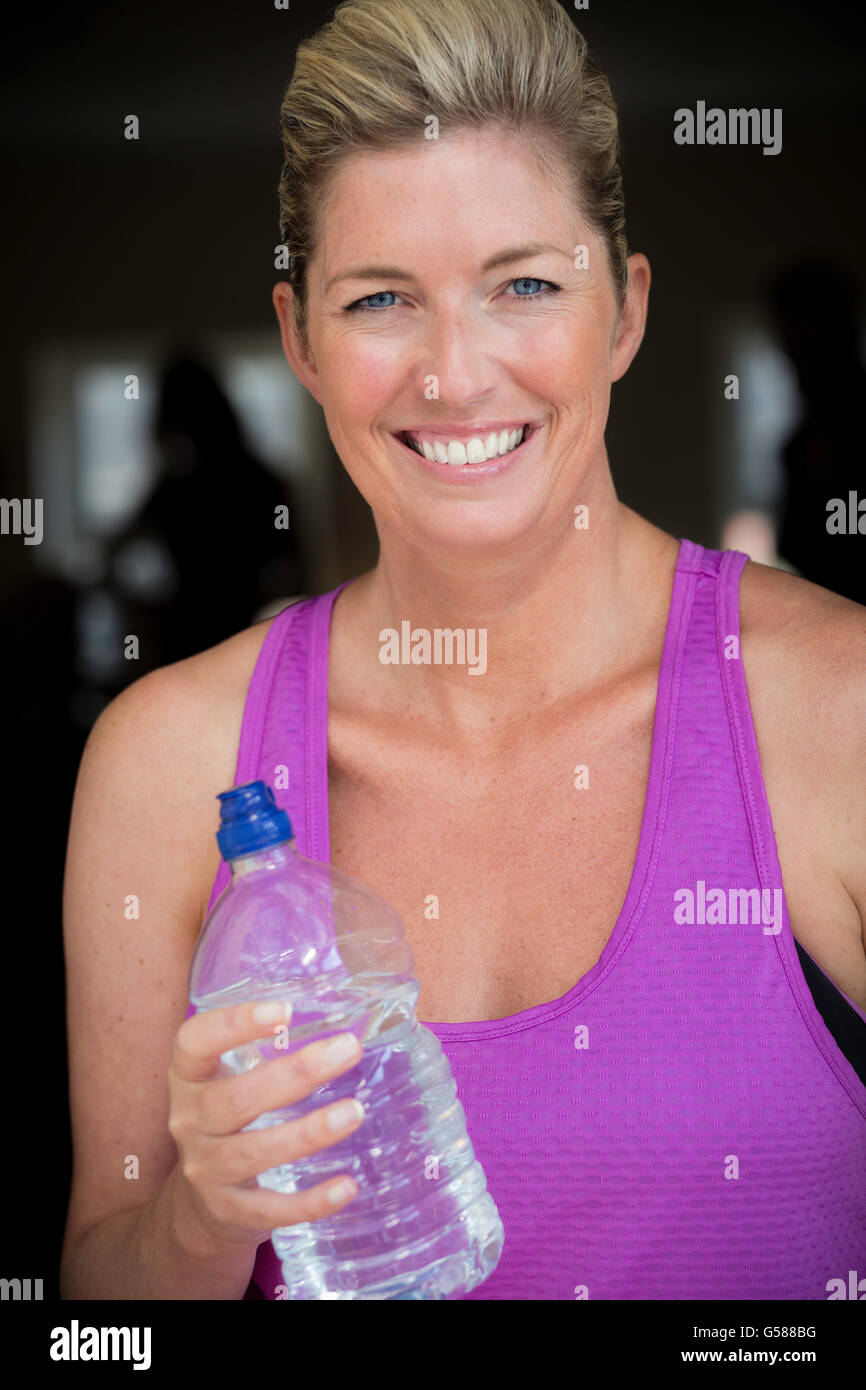 Porträt einer reifen Frau mit einer Flasche Wasser. Sie sieht gerne Gebrauch machen. Stockfoto