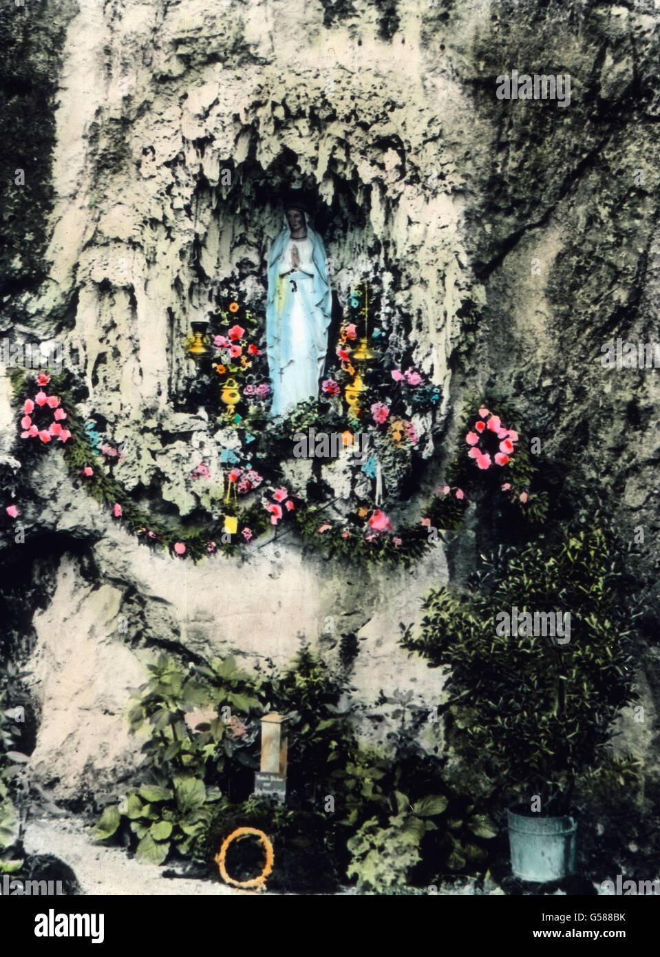 Fuße des Kofels, bin in Einem Prächtigen Wiesengrunde, Liegt Eine Höhle, Die Sogenannte Mariengrotte. Schattige Waldwege Führen Zu Ihr. In Einer Nische Steht Eine Nachahmung der Muttergottes-Statue Zu Lourdes, Gestiftet Und Verfertigt von Dem Bekannten Bildhauer Dominikus Schilcher. Ein Überaus Poetischer Winkel. Europa, Deutschland, Bayern, Oberammergauer Passionsspiel, 1910er Jahre, 1920er-Jahre des 20. Jahrhunderts, archivieren, Carl Simon, Geschichte, historische, Statue, Performance, Theater, Heilige Mutter Maria, Jungfrau Maria, Statue, Grot, Grotte, Gottesdienst Stockfoto