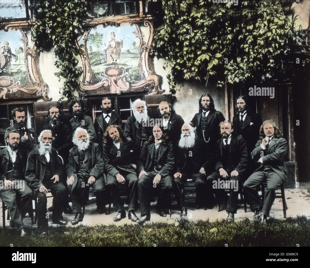 Dem Fremden, der Durch Die Straßen von Oberammergau Geht, Werden Sofort Würdige Gestalten Auffallen, sterben Hier Wandeln, Vor Allem Männer Mit Dem Langwallenden Haar Und Großen Vollbärten, Wie Sie Sich Auch Auf Sozialversicherungsnummer Bilde Zeigen. Perücken Sind Beim Passionsspiel Nicht Erlaubt, Ebensowenig Das eigenen von Falschen Bärten Oder der Gebrauch von Theaterschminke. In der Mitte Sitzt sterben Hauptperson einen Passionsspiele, Anton Lang, der Christusdarstel1er, um Ihm ihre Jünger Und Andere Hervorragende Mitwirkende. Merkwurdig Berührt es Einen Jeden, Diesen Biblisch Patriarchalisch Aussehenden Menschen Stockfoto