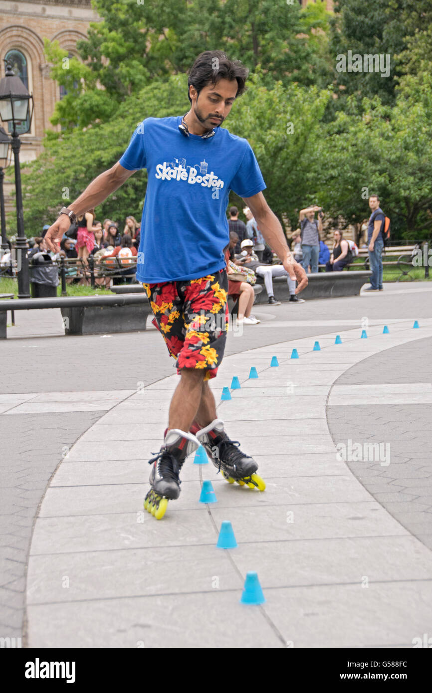 Foto von ein Inline-Skater üben im Washington Square Park in Greenwich Village, New York City Stockfoto