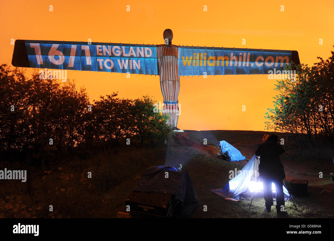 Die Chancen von 16/1 für England, die UEFA 2012 Fußball-Europameisterschaft zu gewinnen, werden von den Buchmachern William Hill auf die Angel of the North Statue in Gateshead projiziert. Stockfoto