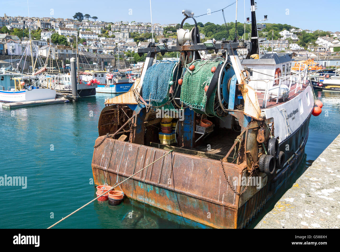 Traditionelle kleine Trawler Schiff im Hafen von Fischerei Hafen Newlyn, Cornwall, England, UK Stockfoto