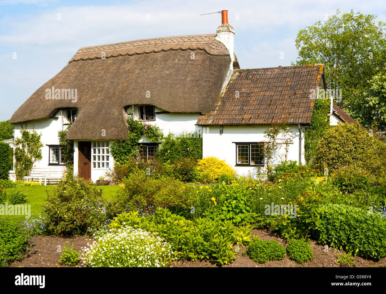 Hübschen historischen reetgedeckten Land Haus und Garten, Cherhill, Wiltshire, England, UK Stockfoto