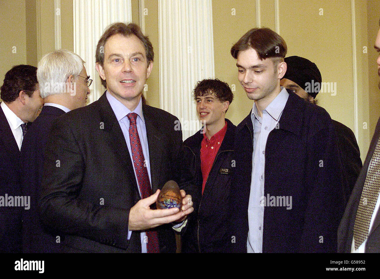 Der britische Premierminister Tony Blair wird von Derek Clayes aus Perth, Schottland, ein Briefpapier überreicht (rechts). Clayes war im Rahmen der Ankündigung des „New Deal“ der Regierung in der Downing Street Stockfoto