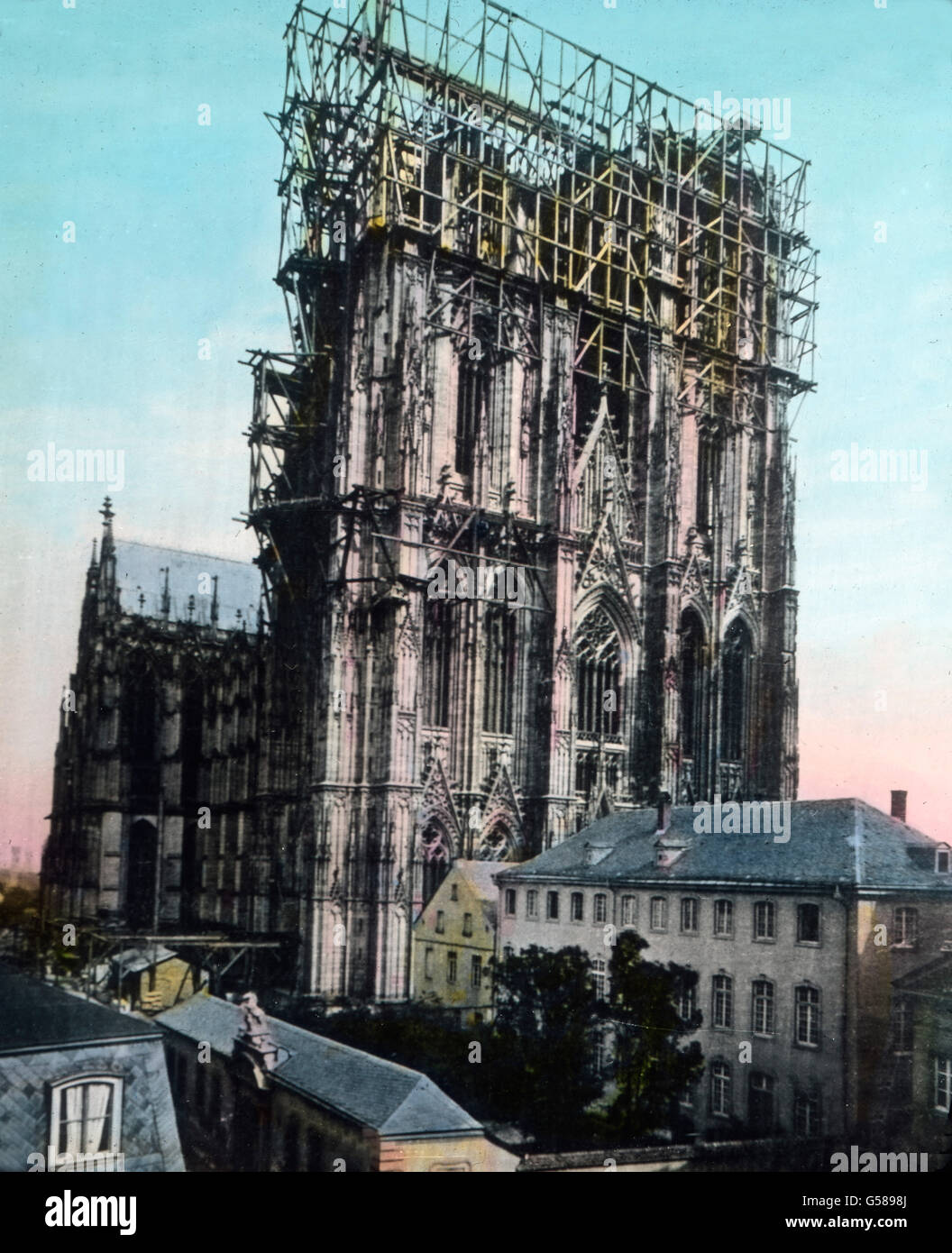 Schon von Weitem Grüßten Ihn sterben Gewaltigen Baugerüste des Domes Zu Köln, Jugendbuchautorin Weiterbau Einige Jahre Vorher Begonnen Worden War. In Seiner Heutigen Großartigen Schönheit hat er Allerdings diesem Wunderwerk der Gotischen Baukunst, Das Erst Im Jahre 1880 Vollendet Worden ist, Niemals gesehen...gabs. Europa, Deutschland, katholische, Vereinigung von Jounreymen, gesellen der Union, 1910er Jahre, 1920er-Jahre des 20. Jahrhunderts, archivieren, Carl Simon, Geschichte, historisches, Kirche, Kathedrale, unter Konstruktion, Glockenturm, Architektur, Rheinland, Köln, Stadt Stockfoto