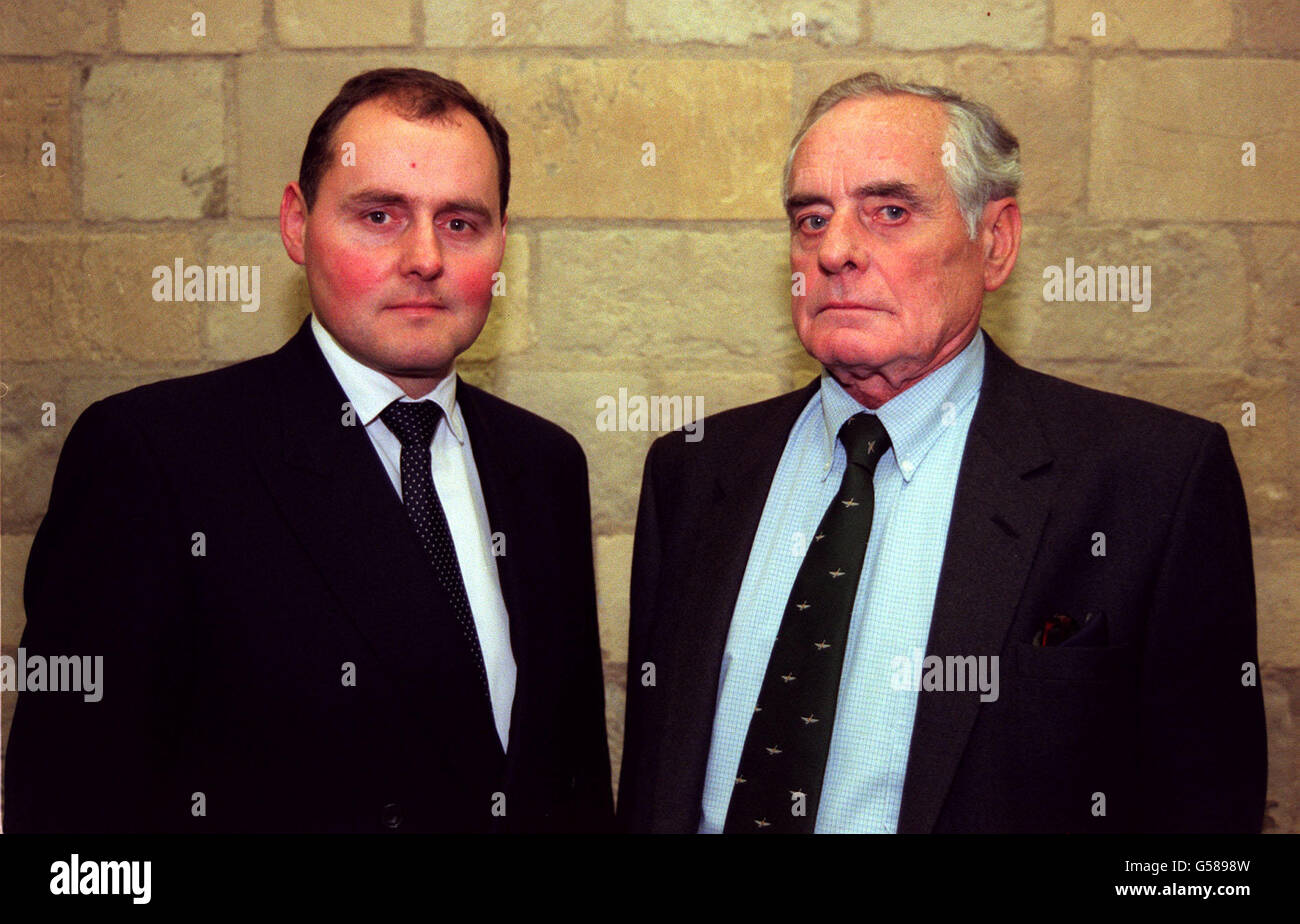 Kapitän John Cook, (rechts) Vater des Fluges Leutnant Rick Cook, der 1994 beim Chinook-Hubschrauberabsturz auf der Mull of Kintyre mit seinem anderen Sohn Chris starb, nachdem er an einer Pressekonferenz im Unterhaus teilgenommen hatte. *... Sie sind zwei Mitglieder der Mull of Kintyre Group, die den Premierminister aufgefordert haben, die Piloten für den Absturz von 1994 verantwortlich zu machen. Die Gruppe wird nach der Weigerung des Verteidigungsministeriums, den Ausschuss für öffentliche Finanzen zu der Schlussfolgerung zu akzeptieren, dass das Urteil nicht tragbar ist, um ein Treffen mit dem Premierminister bitten. Stockfoto