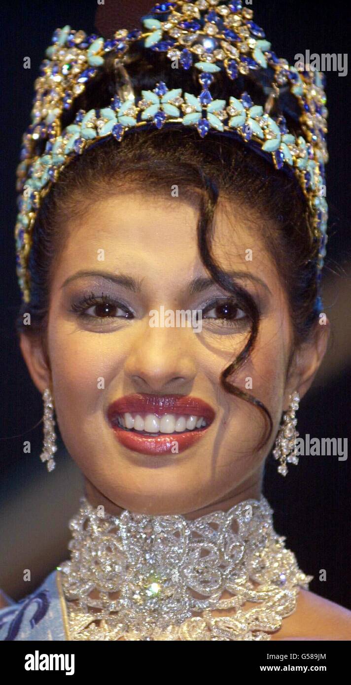Die Gewinnerin Des Miss World Wettbewerbs 2000 Miss Indien Priyanka Chopra 18 Wurde Im Millennium Dome Gekront Stockfotografie Alamy