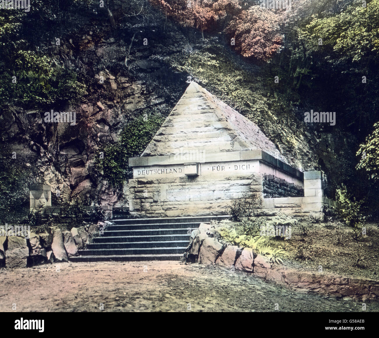 Sehr Schlicht, Aber Wirkungsvoll Und Ergreifend so bin Fuße der Hattingen Umgebenden Anhöhe Das Krieger-Gedächtnismal Zur Erinnerung Die Gefallenen des Ersten Weltkrieges, Eines der Würdigsten in Deutschen Landen. Europa, Deutschland, Sauerland, Bereich, Klima, Bezirk, Landschaft, Reisen, 1910er Jahre, 1920er-Jahre des 20. Jahrhunderts, archivieren, Carl Simon, Geschichte, historische, Hand-farbigen Glas-Folie, Denkmal, WWI, Weltkrieg, Wald, feierliche Stockfoto