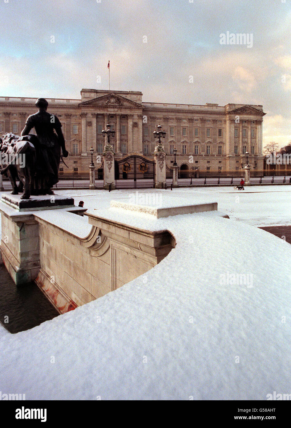 Vor dem Buckingham Palace, der offiziellen Londoner Residenz der Queen, steht eine schneebedeckte Statue, nachdem über Nacht Schnee in der Hauptstadt gefallen war. Andernorts im Land brachte arktisches Wetter für Straßen- und Bahnnutzer Reisesoos mit sich. Stockfoto