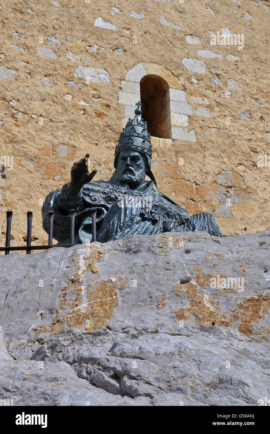 Denkmal der Gegenpapst Benedikt XIII. unter der Mauer der Burg Peniscola Spanien Stockfoto