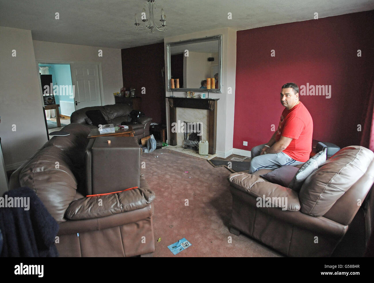 Paul Burrow untersucht das wasserbeschädigte Wohnzimmer in seinem Haus in Svillington, Leeds, nachdem am Wochenende Überschwemmungen durch die Gegend rissen. Stockfoto