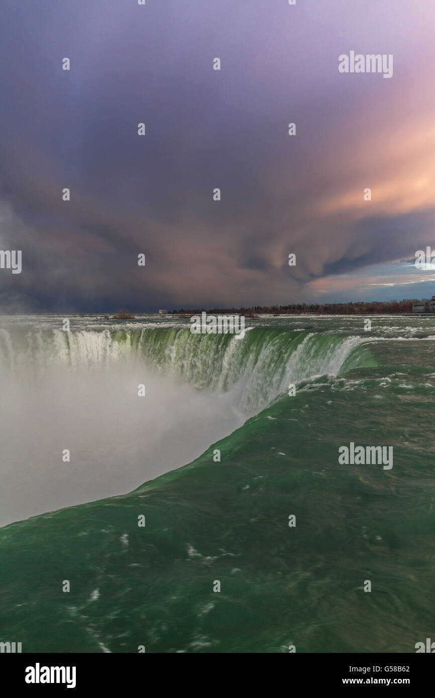 Stürmischer Himmel über den Horseshoe Falls bei den Niagarafällen in Ontario, Kanada , Stockfoto
