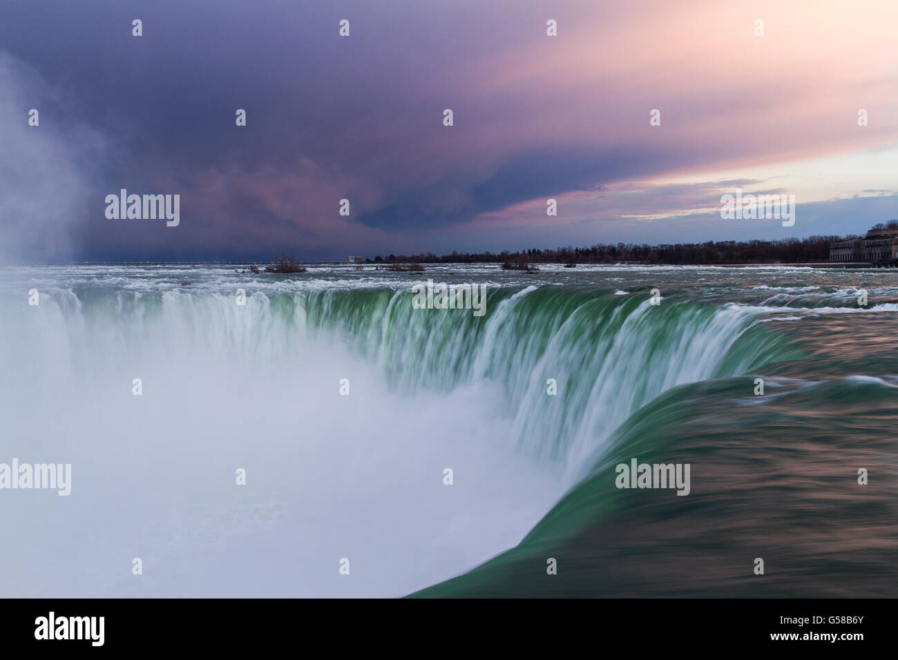 Stürmischer Himmel über den Horseshoe Falls bei den Niagarafällen in Ontario, Kanada , Stockfoto