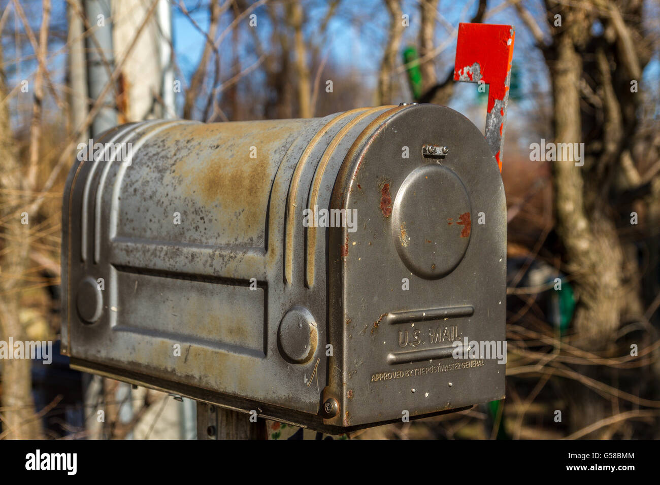 Ein galvanisierter Briefkasten aus Stahl vor einem Haus auf Centre Island, einer der Inselgruppen in der Nähe von Toronto, Ontario, Canda Stockfoto