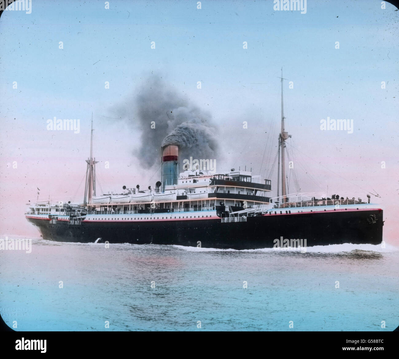 Ein zeitgenossisches Dampfschiff der RMS Titanic mit nur einem Schornstein und zwei Ladekränen. A Royal Mail Liner 1912 - handkoloriertes Bild - Geschichte, Geschichte Stockfoto