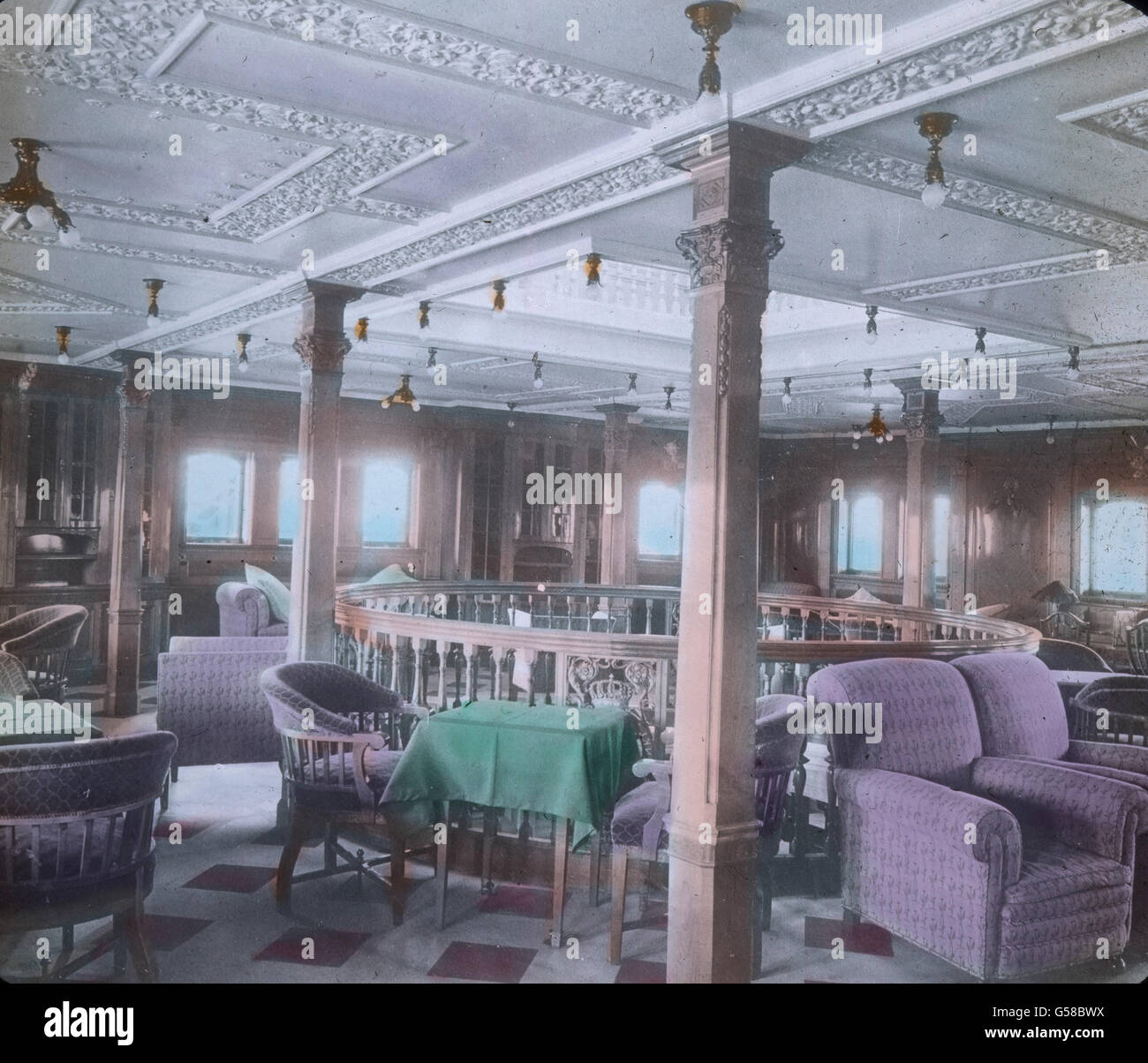 Luxuriöser Salon an Bord der RMS Titanic. Die Jungfernfahrt der Titanic, Titanic Interieur - Luxus-Lounge - 1912 - Carl Simon, handkolorierte Glasrutsche - Geschichte, Geschichte Stockfoto
