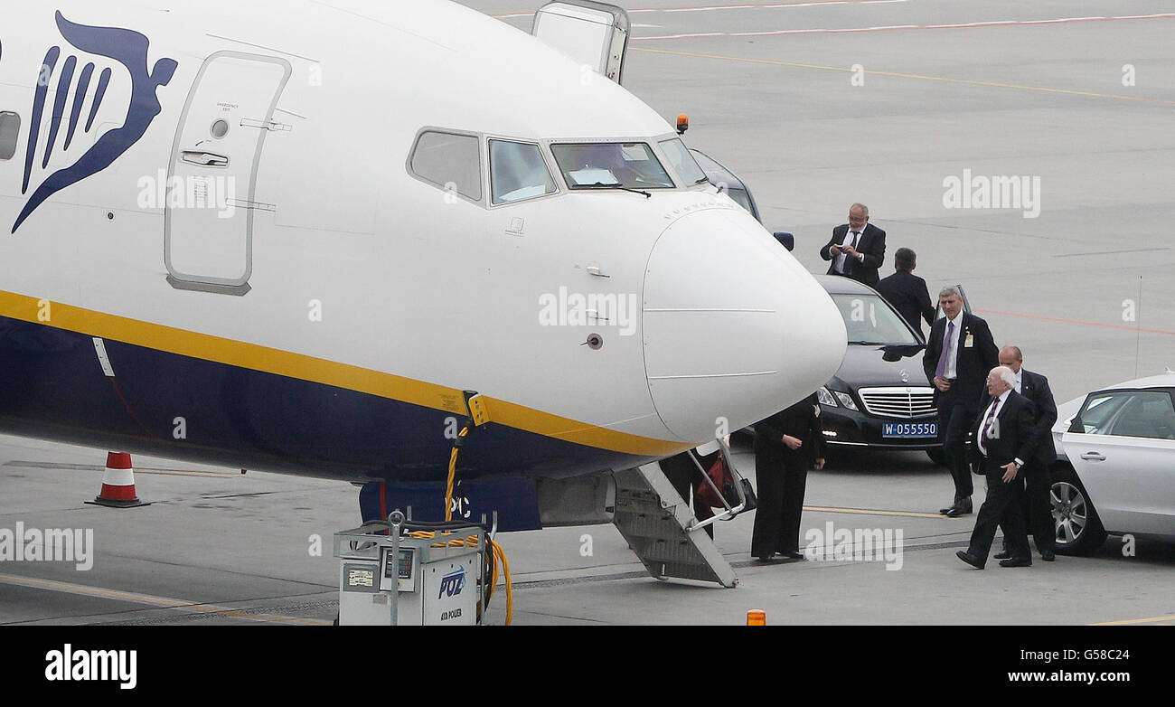 Der irische Präsident Michael D. Higgins fliegt am polnischen Flughafen Posen nach Dublin, nachdem er die Niederlage der Republik Irland gegen Kroatien im Miejski-Stadion im Jahr 3-1 beobachtet hatte. Stockfoto