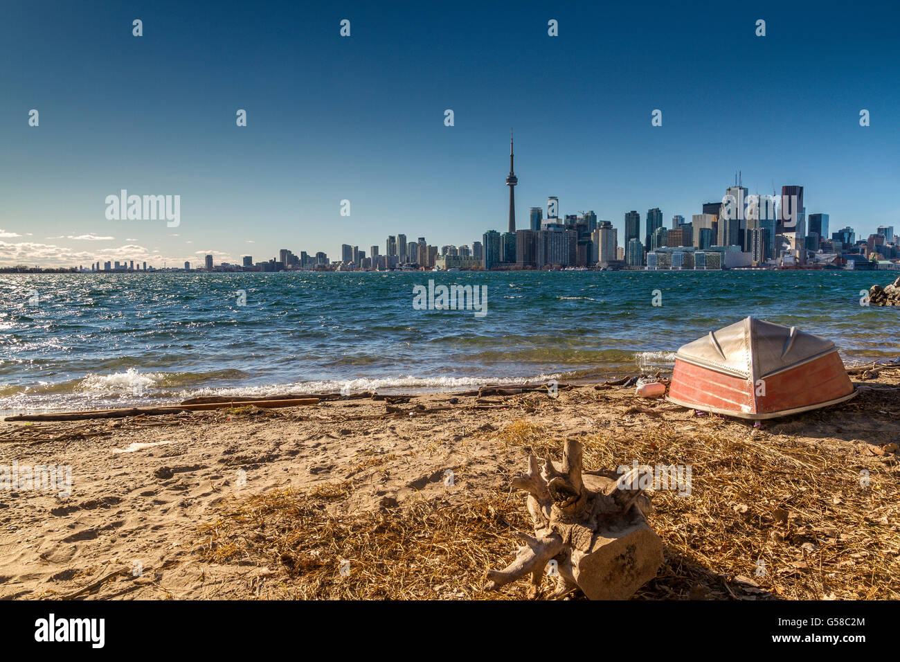Ein umgedrehtes Ruderboot und die Stadt Toronto von Centre Island aus gesehen, einer der Toronto Islands am Lake Ontario in der Nähe von Toronto, Ontario, Kanada Stockfoto