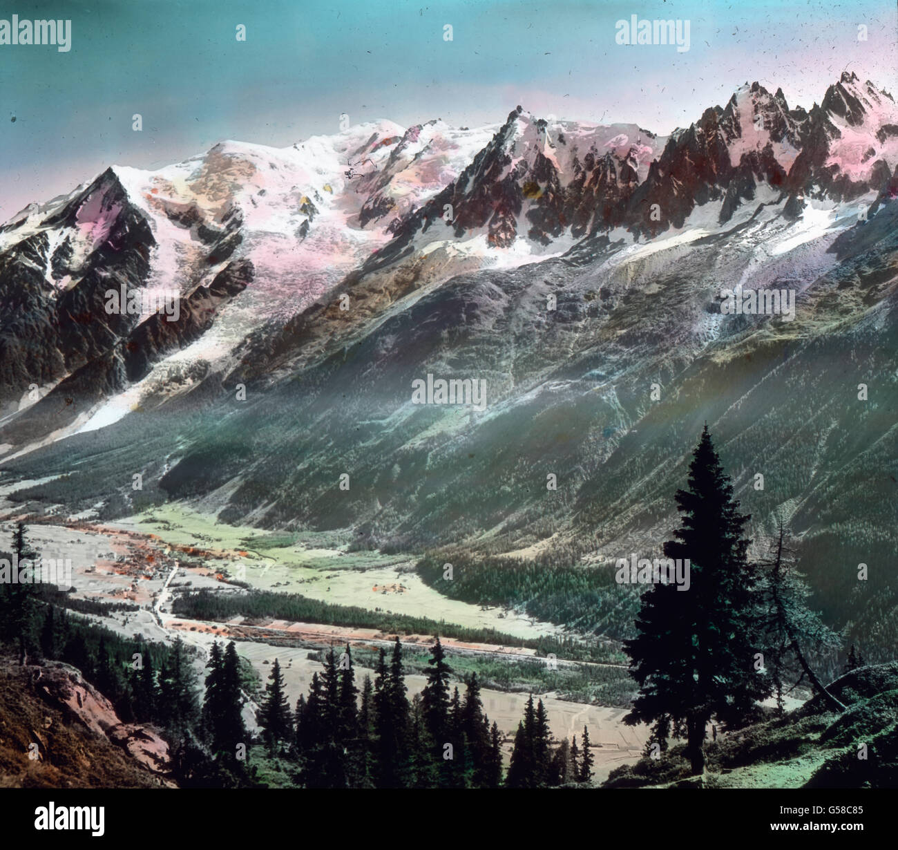 Weiter Folgen, Wie aus Sozialversicherungsnummer Bilde Zu Ersehen, sterben Aiguilles de Blaitiere, du Plan Und du Midi. In der Mitte weitergeleitet Sitsch, von Den Eigentlichen Aiguilles Schwarf Abgegrenzt, der Mont Maudit Mit Seinen Firnhängen Und an der Gipfel des Montblanc, Dem Sich der Dome de Gouter Und sterben Aiguille de Gouter Anreihen. Sterben Sie in der Tiefe Erblicken Sie sterben sterben Talsohle Wie Ein Silberband Durchziehende Arve Weiße Landstraße Und Unterhalb des Absturzes des Bossons-Gletschers sterben in Grünen Wiesen Hingelagerten Häuser von Chamonix. Herrlich ist von der Flegere aus gesehen...gabs Das Glühen der Felsberge, besonde Stockfoto