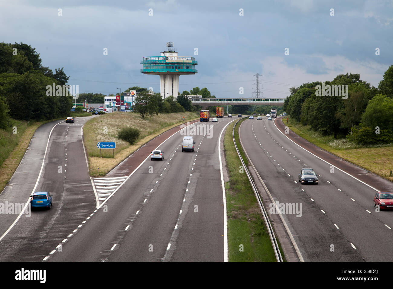 Die Autobahn M6 bei Forton Services in der Nähe von Lancaster, England. Stockfoto