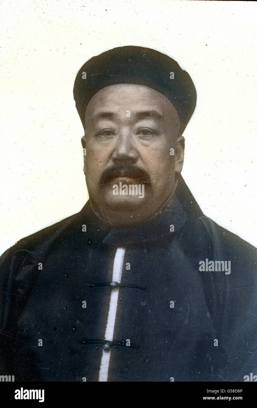 Der gesammelte Chinese zeichnet sich durch gepflegtes Öußeres und Wohlfühltheat aus. Reise nach China, ein intellektueller Chinese, Geschichte, Geschichte, Carl Simon, handkolorierte Glasrutsche Stockfoto Der gesammelte Chinese zeichnet sich durch gepflegtes Öußeres und Wohlfühltheat aus. Reise nach China, ein intellektueller Chinese, Geschichte, Geschichte, Carl Simon, handkolorierte Glasrutsche Stockfoto