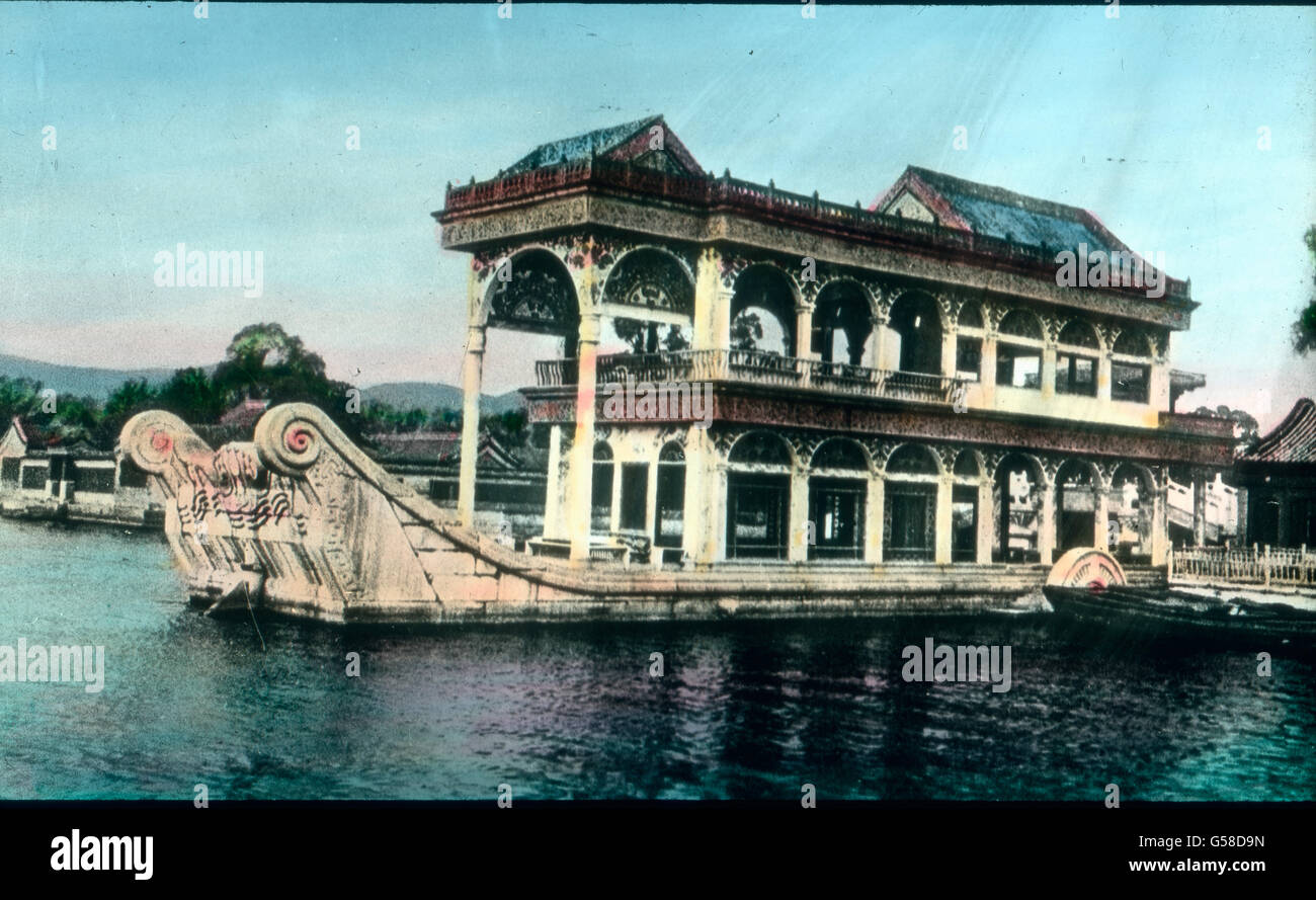 Ein präzis Hausboot befährt das Gewässer. Reise nach China, pompös Haus Boot, Geschichte, historische, Carl Simon, handkolorierte Glasrutsche Stockfoto