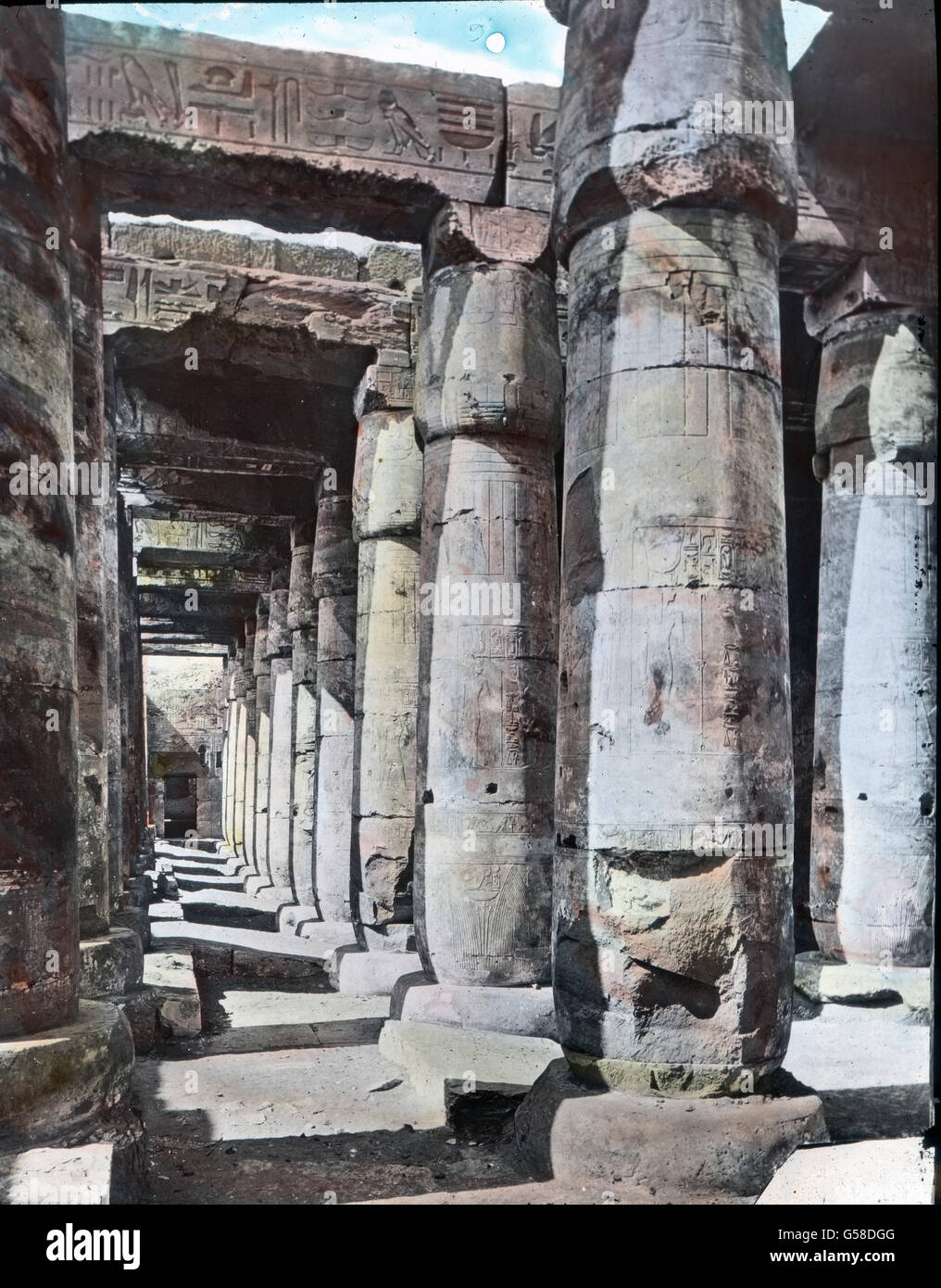 Abydos Krieg Eine Sehr Heilige Und Angenehme Stadt Und Sein von Sethos I. Errichteter Osiris-Tempel Hochberühmt. Wir Werden schnell Erdrückt von der Massigen Gewalt der Mächtigen collagierte, sterben Hier der Lotos - Oder der Papyrusstaude Nachgebildet Sind. Sterben Papyrussäule Erkennt Man Zunächst eine der Schwellung des Schaftes bin solothurnische Ende, eine DM Blätterschmuck am Fuß Und Den Kruzen Kelchblättern Oben. Sterben Lotossäule immer Hut Einen Geraden Schaft Und sterben Kelch Und Blütenblätter habe Oberen Abschluß Sind lang Der Obere Abschluß der Säule ist Entweder als Geschlossene Knopse Oder Offene Blüte Gedacht. Au Stockfoto