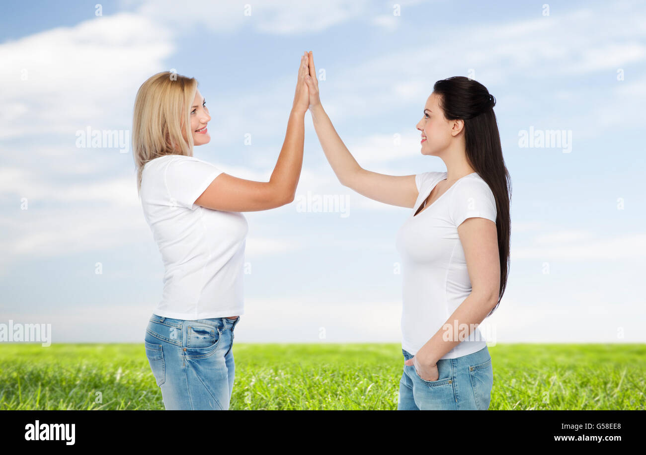 Gruppe happy unterschiedlicher Frauen in weißen t-shirts Stockfoto