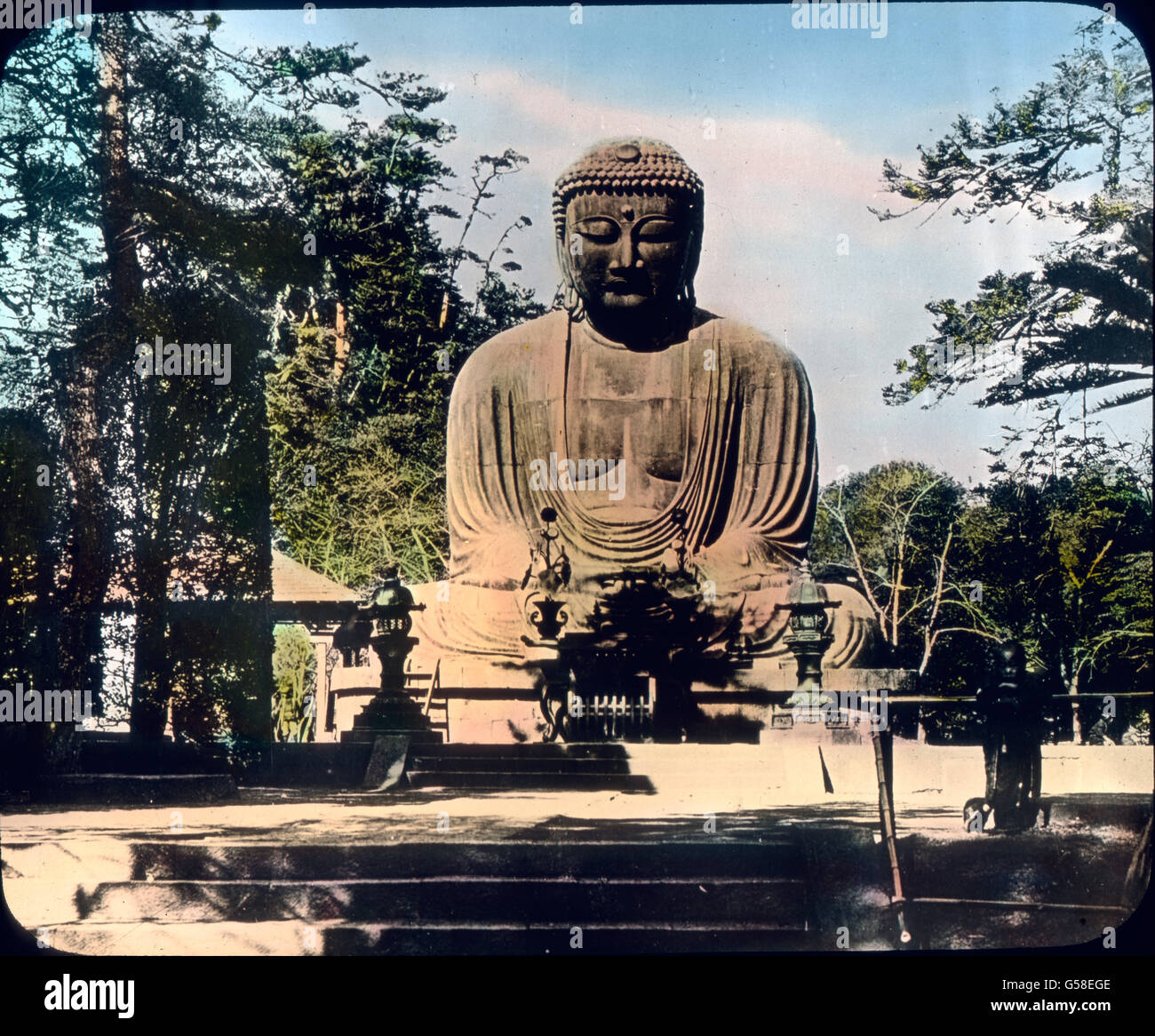 Millionen Sie parallel Sitsch in Japan Aber Auch Zur Lehre des Buddha, Dem Nicht Nur Riesige Tempel, Sondern oft Auch Bildsäulen von Ungeheurer Größe Errichtet Worden Sind. Das Christentum ist Noch Wenig Verbreitet. Es Herrscht Jetzt Religionsfreiheit. Vor Einigen Hundert Jahren, als Das Christentum Erstmals Fuß Faßte Und Gleichvesl Anhänger Fand, ist es immer Zu Blutigen Verfolgungen Gekommen. Auch Japan ist Wieder Eine in Ihren Letzten Erscheinungen Für Uns Unerfaßbare Rätselwelt. Reise um die Welt reisen, 1920er-Jahre des 20. Jahrhunderts, Archiv, Carl Simon, Geschichte, historisch, Japan, Statue, Buddha Stockfoto