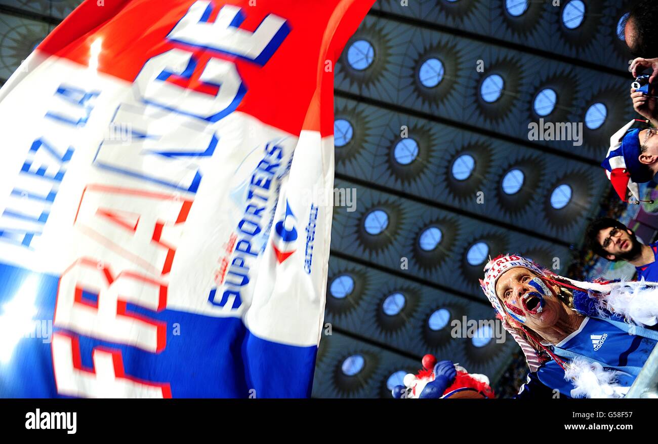 Ein französischer Fan zeigt ihre Unterstützung in den Tribünen vor Zum Anpfiff Stockfoto