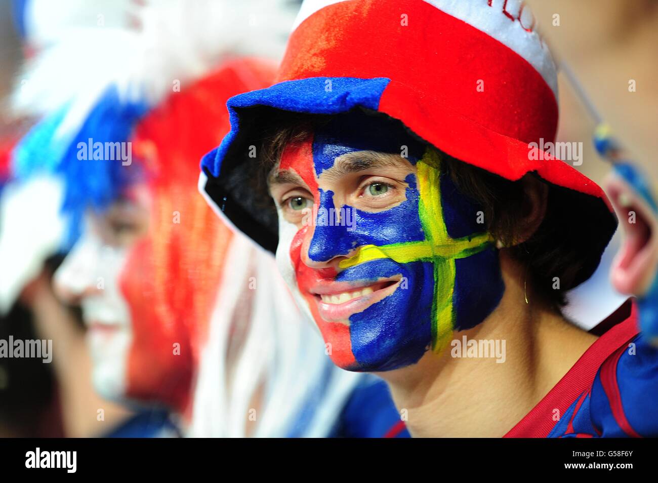 Fußball - UEFA Euro 2012 - Gruppe D - Schweden - Frankreich - NSC Olimpiyskiy. Ein Fan beider Teams vor dem Anpfiff auf der Tribüne Stockfoto