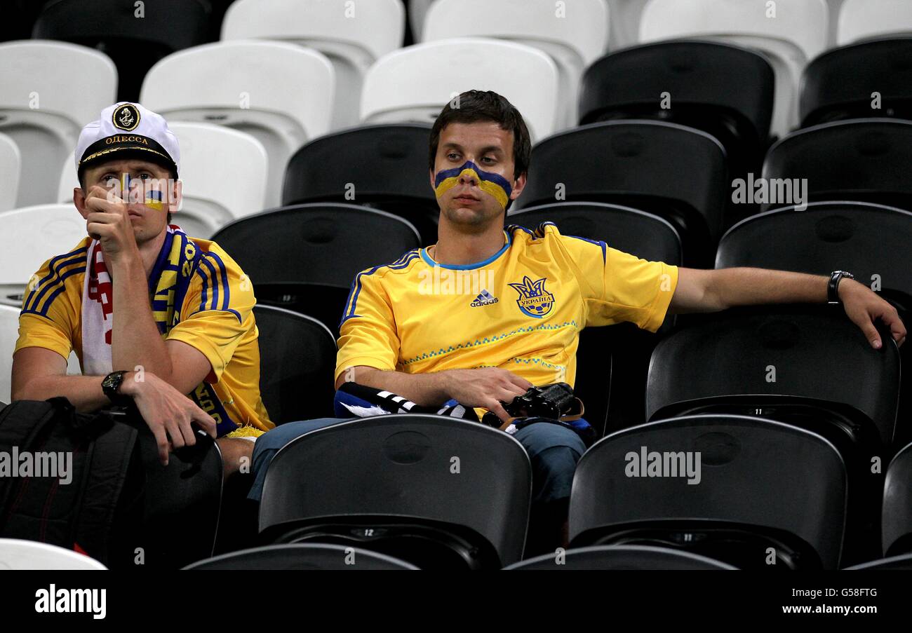 Fußball - UEFA Euro 2012 - Gruppe D - England - Ukraine - Donbass Arena. Ukrainische Fans sitzen nach dem letzten Pfiff niedergeschlagen in den Ständen Stockfoto