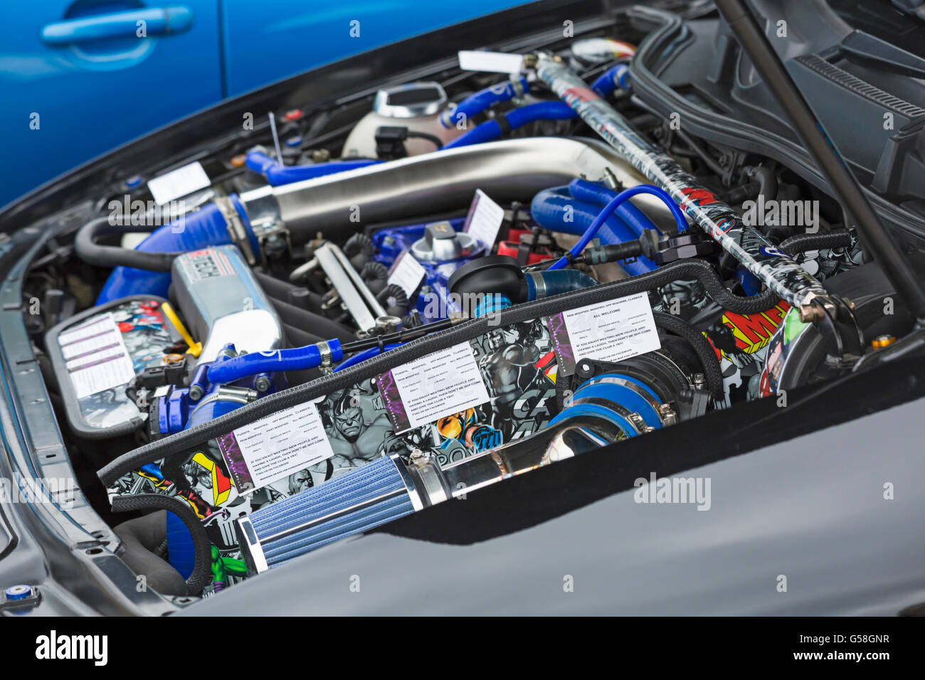 Motorhaube des Autos erhöht, um den Motor mit Informationsbroschüren auf dem Display an Bournemouth Räder Festival im Juni zeigen Stockfoto