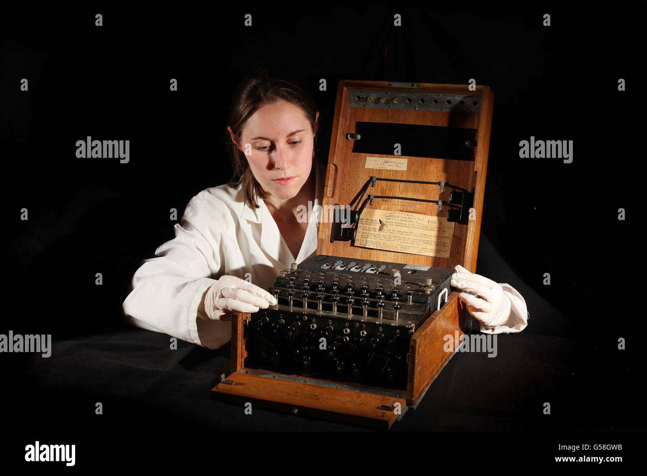 Der Konservator Bryony Finn des Science Museums inspiziert eine Enigma-Chiffriermaschine der 30er Jahre in einem Holzgehäuse von Sir Mick Jagger, das für Codebreaker ausgestellt wird: Alan Turing's Life and Legacy Ausstellung im Londoner Science Museum, die am Donnerstag, dem 21. Juni, eröffnet wird und ein Jahr lang zeitgleich mit dem 100. Geburtstag von Turing stattfindet. Stockfoto