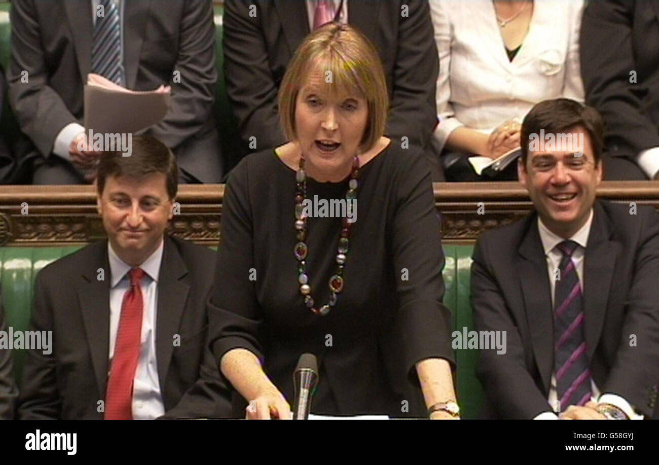Die stellvertretende Vorsitzende der Labour Party Harriet Harman spricht während der Fragen des Premierministers im Unterhaus in London. Stockfoto