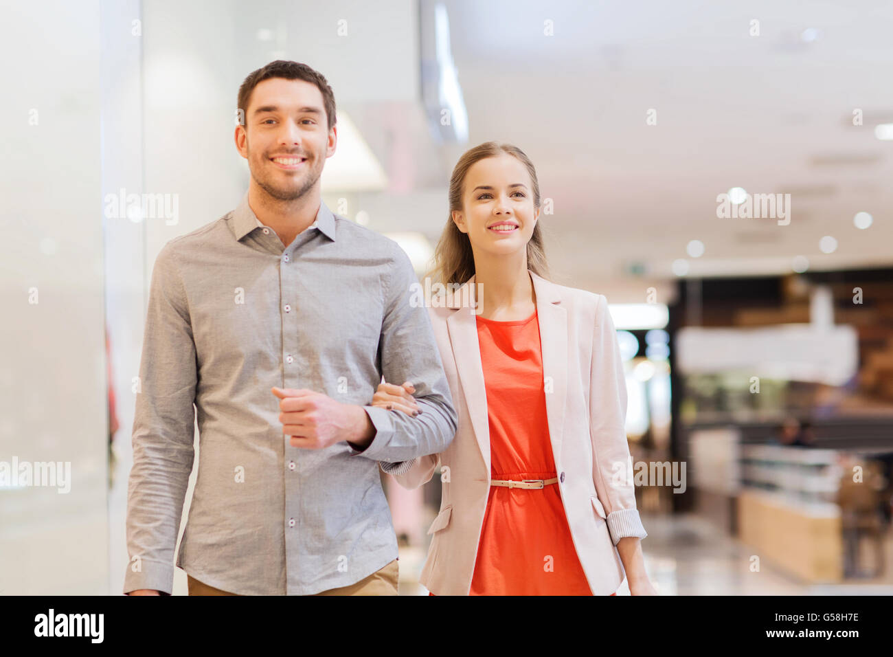 glückliches junges Paar mit Einkaufstüten in der mall Stockfoto