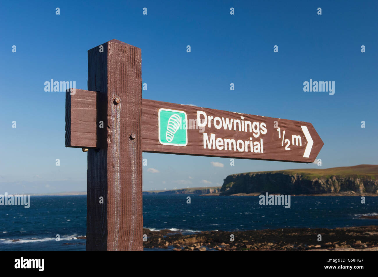 Lokale Fußweg zum Drownings Denkmal am Portskerra, Sutherland, Scottish Highlands. Denkmal für Männer am Meer verloren. Stockfoto