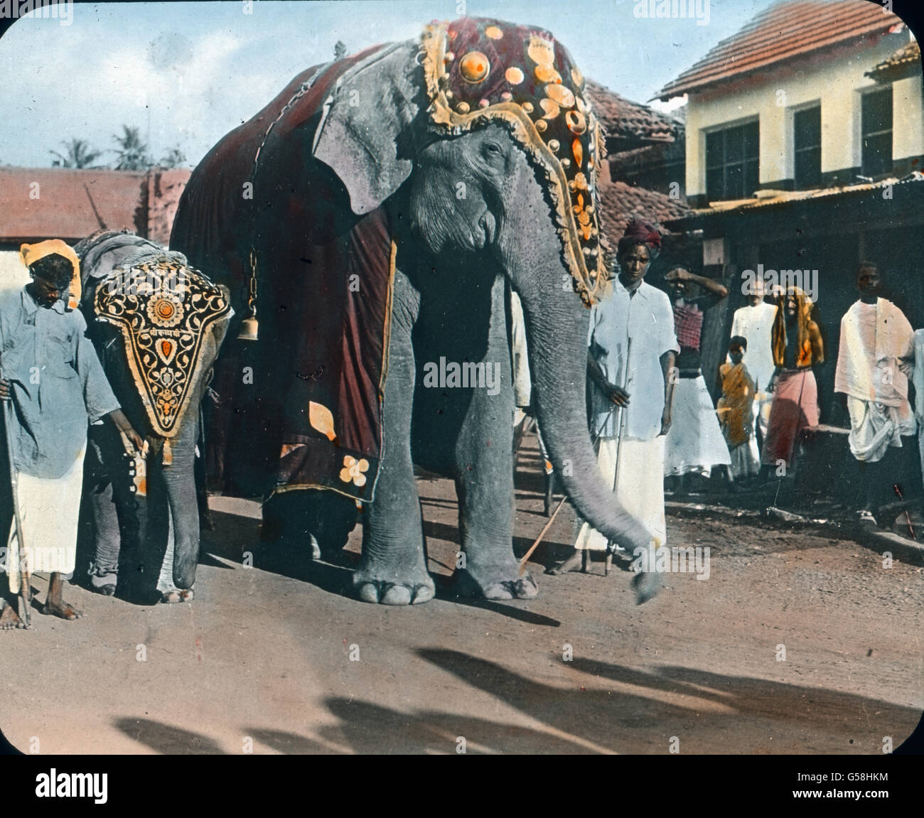 Ein Elefant Wird Zu Einer Prozession Aufwendigst Geschmuckt Indien Indien Asien Tier Elefant Heilig Dekoration Dekoriert Prozession Native Geschichte Historisch 1910er Jahrhundert Archiv Carl Simon Handkolorierte Glasrutsche